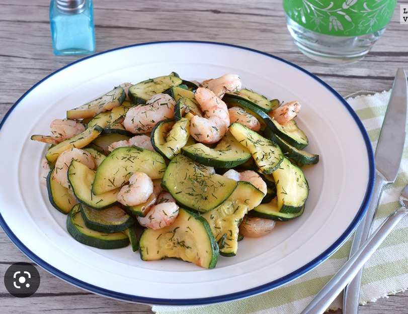 Salteado de calabacín y gamba acompañado de salchichas al vino blanco con cebolla